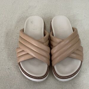 EUC woman’s oasis society sandals